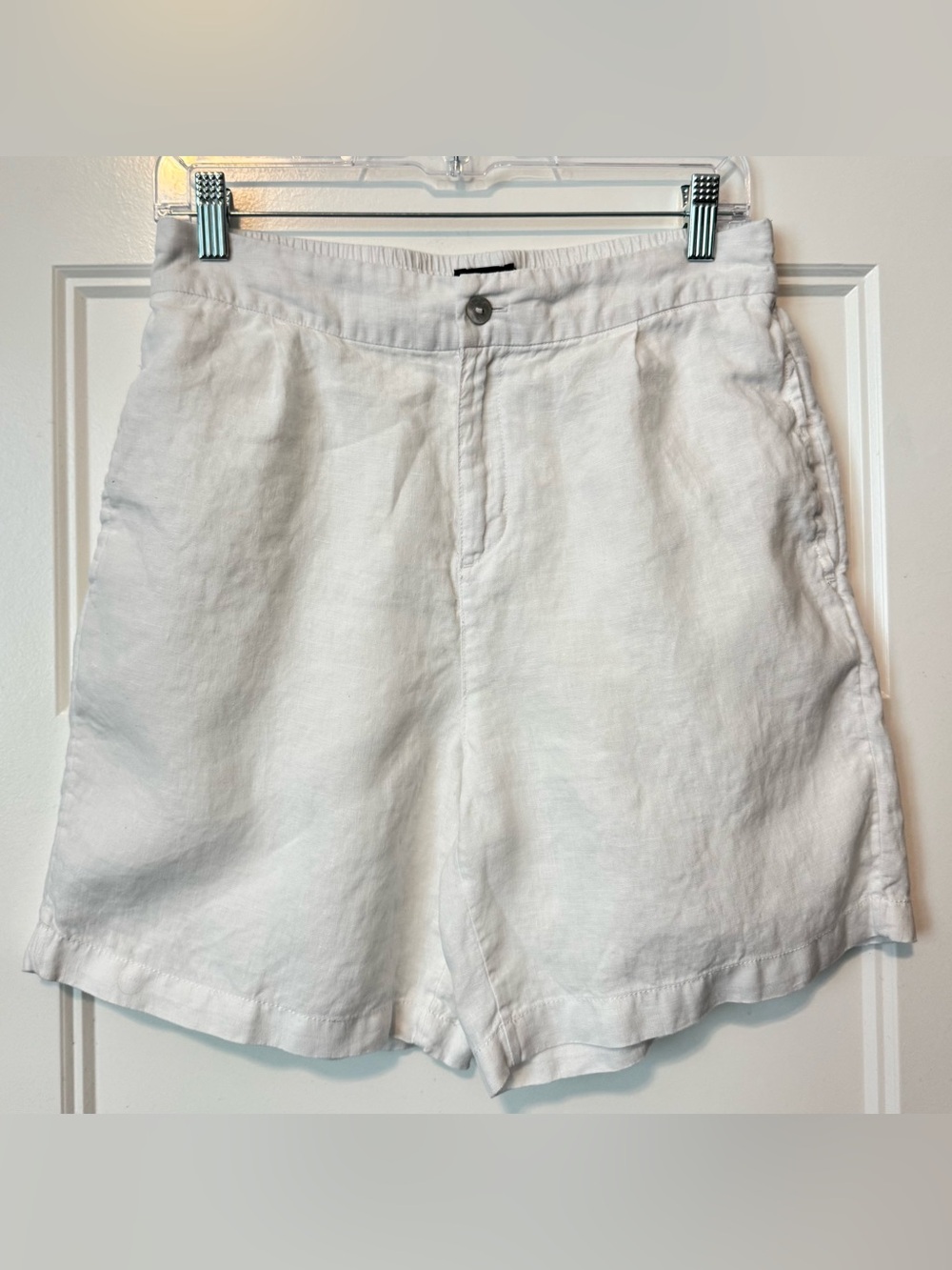 Tahari 100% Linen White Pull On Shorts Size Medium Elastic Waist Sunmer Resort